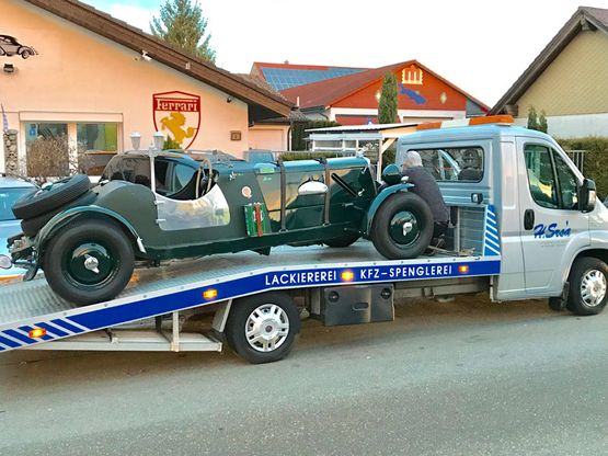 Oldtimer auf dem Anhänger unseres Transporters